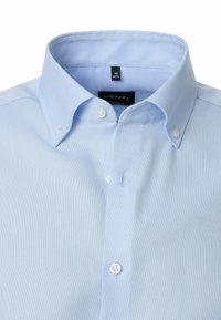 Lichtblauwe button-up shirt met een gestructureerde kraag, gemaakt van textuurstof. Beschikt over witte knopen en een label met "VENTI, Modern Fit."
