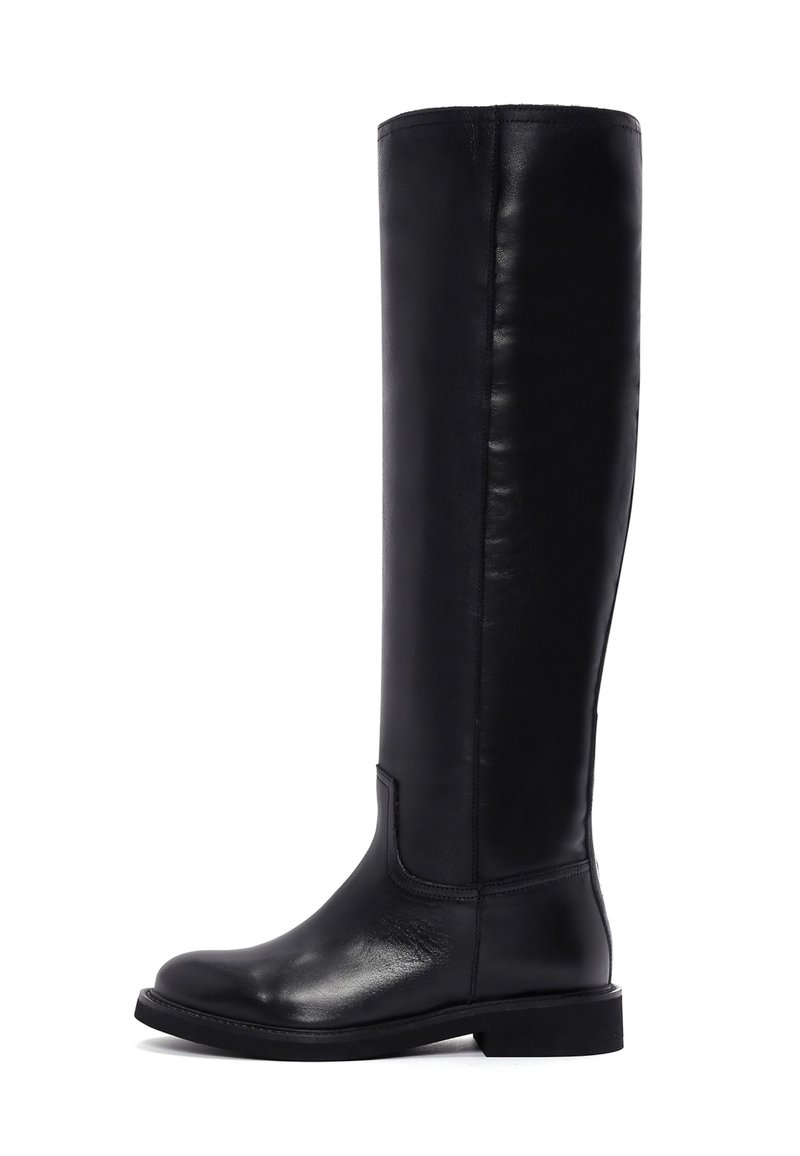 Czarne skórzane buty za kolano o gładkiej fakturze, zaokrąglonym czubku, minimalnych detalach i płaskiej gumowej podeszwie. Prosty i minimalistyczny design.