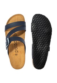 Sandali blu navy con due ampie cinghie, fibbia argentata, soletta in sughero e suola in gomma nera testurizzata con un motivo a nido d'ape.