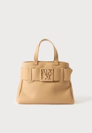 Bolso de mano de cuero beige con dos asas y un detalle de cinturón ancho con una hebilla cuadrada con el logo de Armani Exchange en la parte delantera.