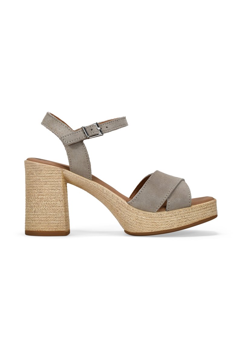 Sandalias de plataforma de ante gris con un diseño de hebilla ancha, ajuste en el tobillo y un tacón de bloque con acabado texturizado y natural.