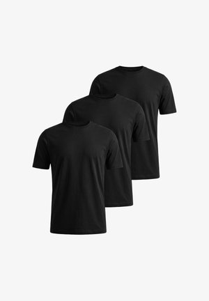 Trois t-shirts noirs unis à manches courtes et col rond, disposés en pile décalée sur un fond blanc.