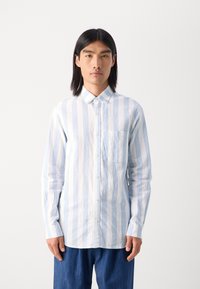 Chemise à manches longues rayée en lin mélangé bleu clair et blanc, dotée d'un col boutonné et d'une poche poitrine. Texture lisse et coupe décontractée.