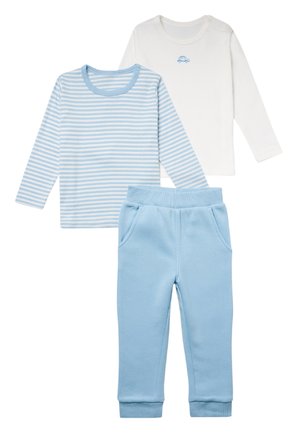 Completo per bambini composto da tre pezzi: una maglietta a maniche lunghe bianca con un'automobile blu, una maglietta a maniche lunghe blu e bianca a righe e pantaloni della tuta azzurri chiari.