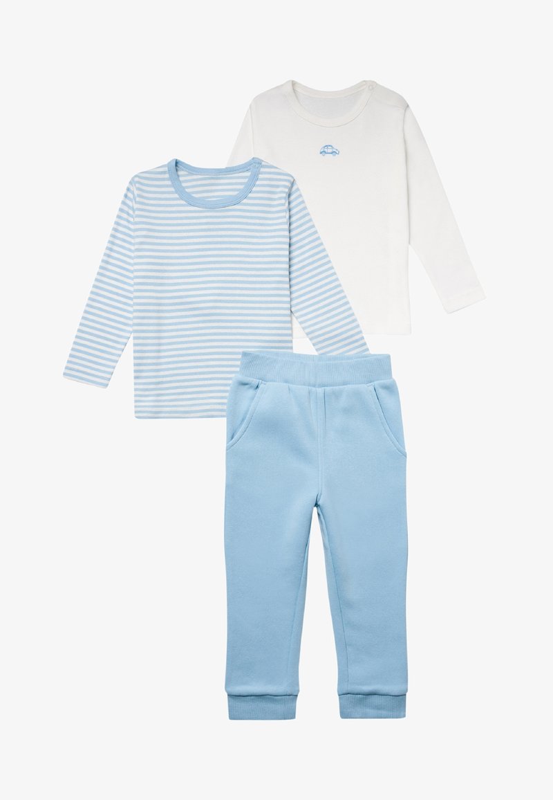 Dreiteiliges Kinderoutfit bestehend aus einem weißen Langarmoberteil mit einem blauen Auto, einem blau-weiß gestreiften Langarmoberteil und hellblauen Sweatpants.