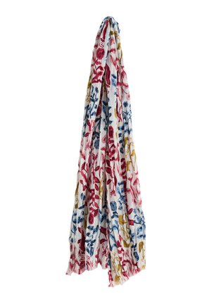 Beli tkaninski šal z rdečimi, modrimi in rumenimi cvetličnimi in vinskimi vzorci, lahek in mehko odrezan, visi navpično.