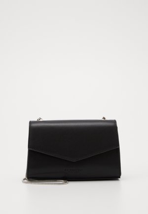 Borsa a mano in pelle nera con chiusura a patta, caratterizzata da una tracolla a catena argentata. Texture liscia con marchio minimo e senza motivi visibili.