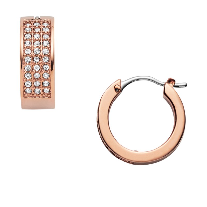 Ohrringe aus Roségold in Form von Creolen mit einer Paveeinstellung, die auf einer Seite mit klaren Strasssteinen besetzt ist, und einer polierten Oberfläche auf der gegenüberliegenden Seite.