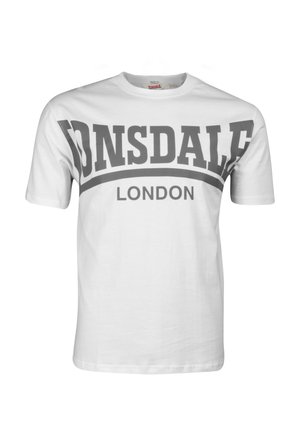 Bijela pamučna majica s velikim sivo-žutim natpisom "LONSDALE" i "LONDON" ispod, s klasičnim okruglim izrezom i kratkim rukavima.