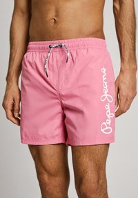 Rožiniai maudymosi šortai su elastinga juosmens juosta, raišteliu užsegimui ir baltu "Pepe Jeans" logo šone. Lygi, lengva medžiaga.