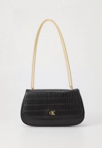 Čierna kabelka z umelého krokodílej kože s preklopným vekom, zlatým retiazkovým popruhom a logovým detailom na prednej strane. Obdĺžnikový tvar.
