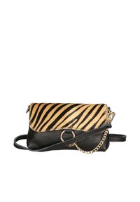 Borsa a mano in pelle nera con patta in stampa tigre, dotata di un dettaglio hardware circolare e di una tracolla a catena rimovibile. Superficie contexture.