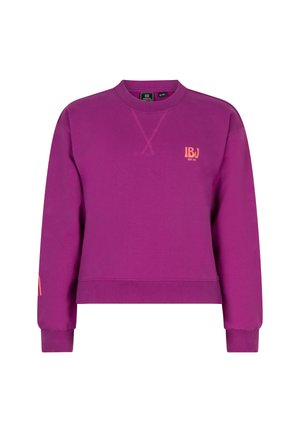 Lilla sweatshirt med rund halsudskæring, ribbede manchetter og kant. Har et orange logo på brystet og tværsting-detaljer.