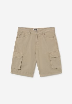 Shorts cargo beige avec bouton à l'avant, passants pour ceinture, deux poches latérales et grandes poches à rabat sur chaque cuisse, posés à plat sur un fond blanc.