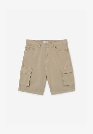 Shorts cargo beige avec bouton à l'avant, passants pour ceinture, deux poches latérales et grandes poches à rabat sur chaque cuisse, posés à plat sur un fond blanc.