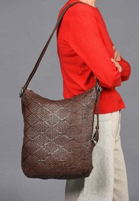 Bruine geweven leren schoudertas met een gestructureerd oppervlak, verstelbare schouderband en een ritsluiting aan de bovenkant, weergegeven tegen een grijze achtergrond.