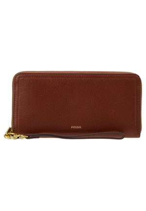 Braune Lederbörse mit strukturierten Oberflächen, goldenen Beschlägen, Reißverschluss und einem Handgelenkriemen. Sie zeichnet sich durch ein schlichtes Design und ein Markenlogo aus.