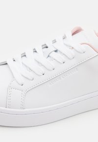Armani Exchange Tenisky - optic white/rose