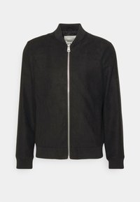 Sort bomberjakke lavet af ruskind med lynlås fortil, ribbede manchetter og kant. Har et minimalistisk design uden yderligere mønstre eller detaljer.