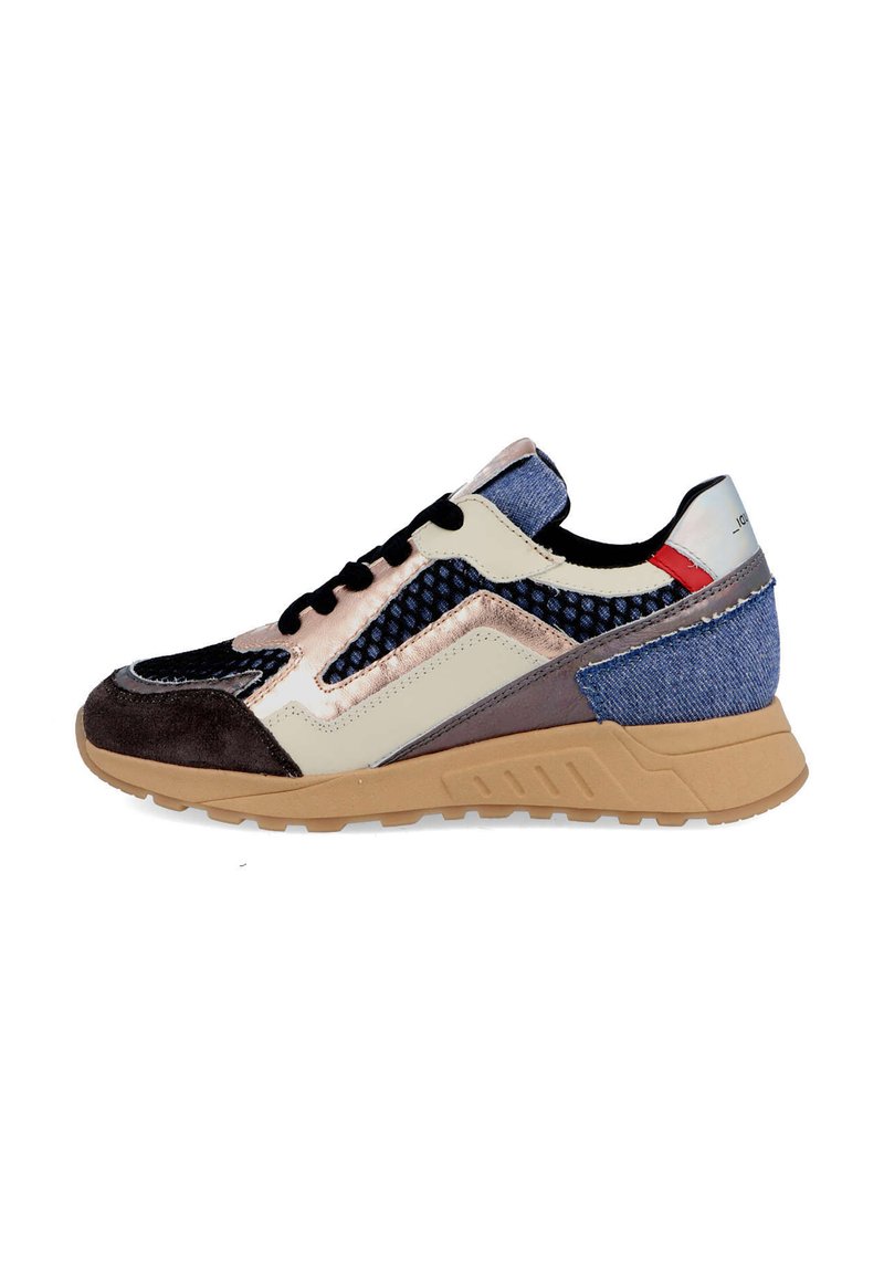 Sportschoenen met een mix van materialen, waaronder suede, denim en mesh, in tinten van beige, marineblauw en zwart, met een gestructureerde rubberen zool.