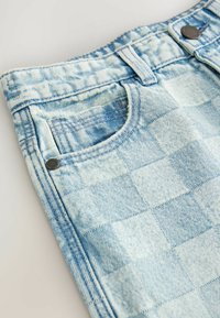 Lichtblauwe denimshorts met een geruit patroon, een voorzak met een metalen knoop en contrasterende stiksels langs de tailleband.