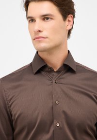 Braune Hemd mit Knöpfen in strukturiertem Muster, mit Kentkragen und braunen Knöpfen, das ein elegantes Design und glattes Material betont.