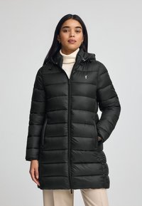 Czarna kurtka puchowa z pikowanym wzorem, zamek z przodu i regulowany kaptur. Posiada boczne kieszenie oraz małe logo na lewej piersi.