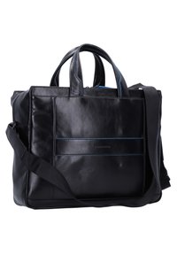 Borsa in pelle nera con doppi manici superiori, tracolla regolabile, dettagli in cucitura blu e tasca anteriore. Texture liscia, forma rettangolare.