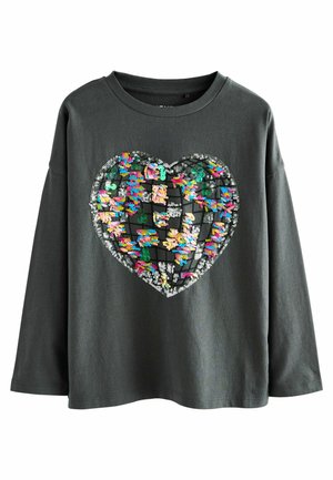 Graues Langarm-T-Shirt mit einem großen, bunten Herzdesign aus Pailletten und Stoffakzenten, mit rundem Kragen und lockerer Passform.