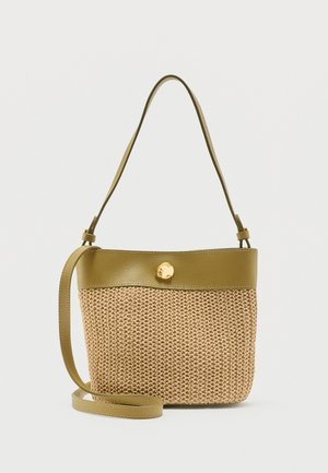 Μικρή μπεζ υφαντή τσάντα χειρός με άνω χείλος από ελιά δέρμα σε σκούρο πράσινο, χρυσό κούμπωμα και ρυθμιζόμενο λουράκι ώμου σε απλό ανοιχτό φόντο.