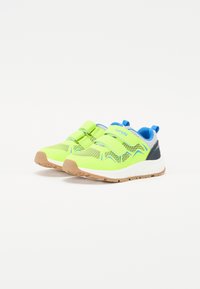 Pantofi sport verzi și gri cu partea superioară din plasă, accente albastre, curele Velcro și o talpă din cauciuc maro. Design ușor și respirabil.