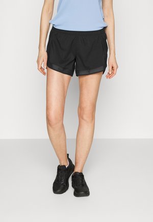 Bermudas atlético pretas com uma cintura elástica, em um tecido leve. Apresenta bolsos laterais e um leve acabamento refletivo na bainha.