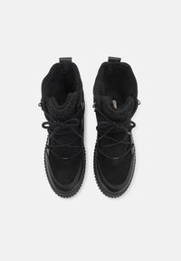 Bocanci negri de gleznă cu o căptușeală moale și texturată, exterior din piele netedă, vârf rotund și talpă din cauciuc cu detalii de tracțiune.