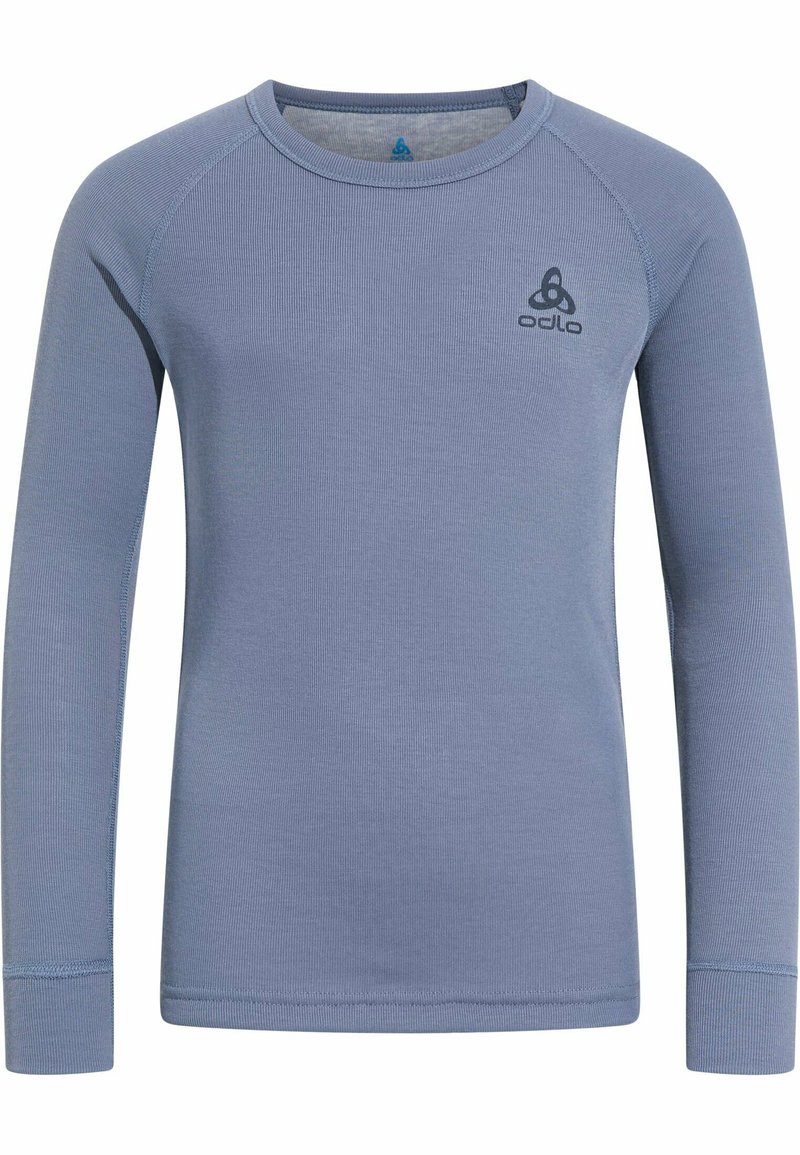 Chemise à manches longues de couleur bleu clair, en tissu côtelé. Présente un col rond et un petit logo sombre sur le devant.