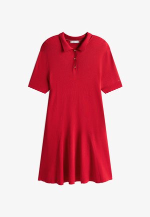 Rotes geripptes Polo-Kleid mit kurzen Ärmeln, Kragen und drei Knopfverschlüssen. Ausgestellter Saum mit glatter Textur.
