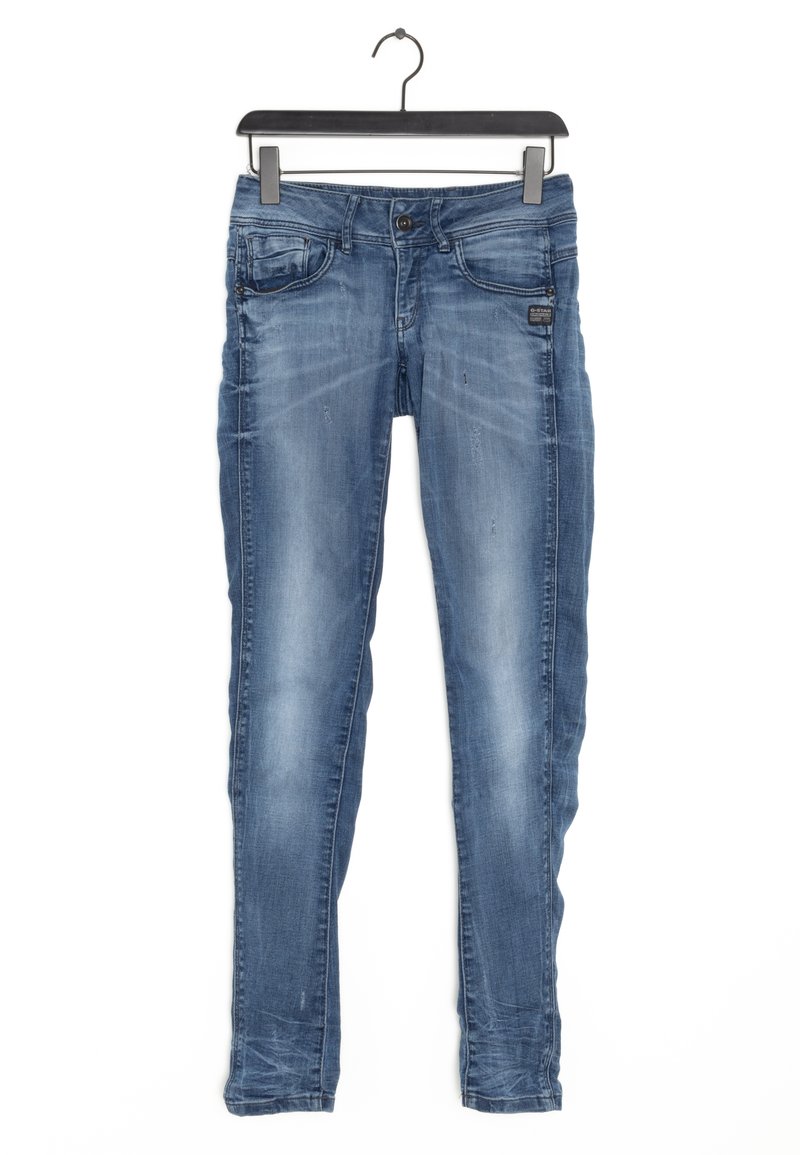 Pantalones vaqueros de mezclilla azul con un ajuste slim, que presentan un diseño de cinco bolsillos, acabado deslavado y un sutil desgaste en la parte delantera y trasera.