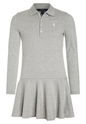 Vestido polo de manga larga en gris claro, con cuello, tapeta de botones, falda acampanada y un pequeño logo bordado en el pecho izquierdo.