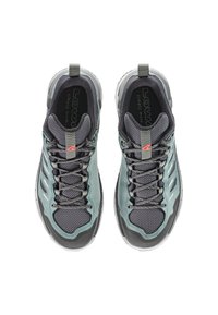Scarpe da hiking grigie e teal con una tomaia in rete testurizzata e punta rinforzata, dotate di un design con lacci e suola in gomma.