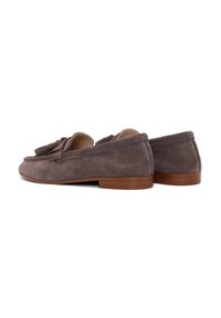 Mocassins en daim gris avec une pointe arrondie, des détails à frange à l'avant et une semelle en caoutchouc. Le talon est bas et plat.