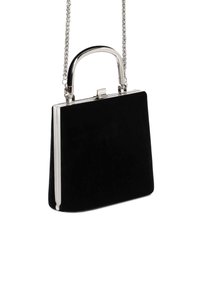 Czarna welurowa torebka w strukturalnym prostokątnym kształcie, z srebrno-metalowym łańcuszkiem oraz zaokrąglonym metalowym uchwytem.
