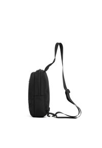 Borsa a tracolla in tessuto nero con forma rettangolare, dotata di una sola tracolla regolabile, chiusura con zip e superficie testurizzata.