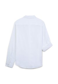 Camicia bianca a maniche lunghe con yoke posteriore, colletto casual e polsini arrotolati, realizzata in un tessuto liscio con una texture semplice.