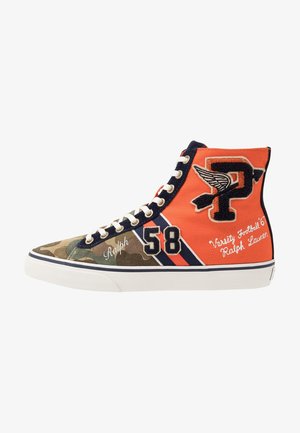 Baskets montantes avec avant camouflage, arrière orange, lacets blancs, numéro 58, emblème P ailé et texte "varsity football" sur la semelle blanche.