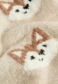 Tissu en laine avec une base beige, présentant un motif de renard en brun et blanc, accentué de détails noirs. Apparence douce et texturée.