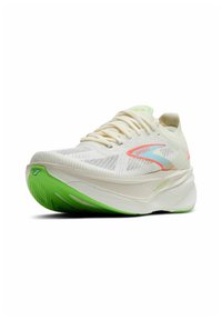 Scarpa da corsa leggera con tomaia in rete color avorio e dettagli neon in rosa e verde. Suola spessa verde per ammortizzazione e supporto.