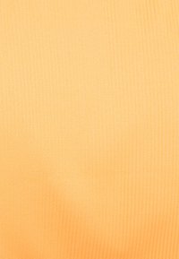 Tecido têxtil em amarelo vibrante com uma textura fina em nervuras. Superfície lisa com uma cor uniforme em todo o tecido, sem padrões ou acentos visíveis.