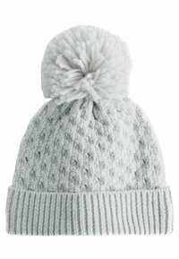 Bonnet tricoté gris clair avec un motif texturé, un revers côtelé et un pompon duveteux sur le dessus. Matière douce et chaude.