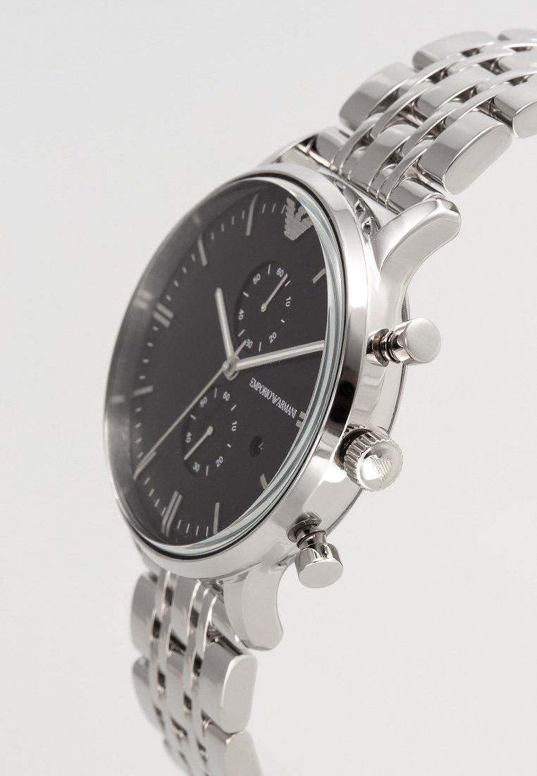 Silberner Edelstahl-Uhren mit schwarzem Zifferblatt, drei Unterzifferblättern und einem Gliederarmband. Verfügt über ein rundes Gehäuse und eine Krone an der Seite.