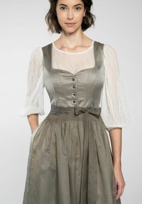 Een jurk tot de knie met een textuur in olijfgroen voorpand, witte opgeblazen mouwen en een bijpassende riem, met een vierkante halslijn en knoopdetails.