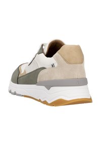 Baskets avec un mélange de matériaux, incluant du daim vert, du daim beige et du cuir blanc. Semelle blanche épaisse avec des accents marron.